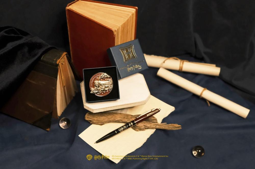 哈利波特台北店限定金屬徽章、限定原子筆
