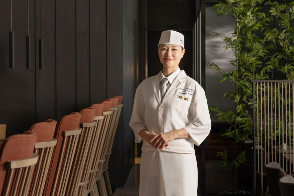 西村料理長曾獲選京都小姐特別獎與國際小姐西日本代表，這些選美經歷使她對壽司的平衡感、美感與優雅度極為