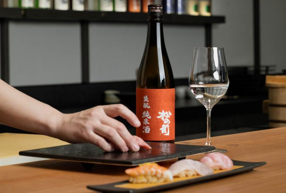 西村料理長運用「國際唎酒師」專業資格，春季Omakase晚間套餐特別規劃壽司Pairing服務，選用