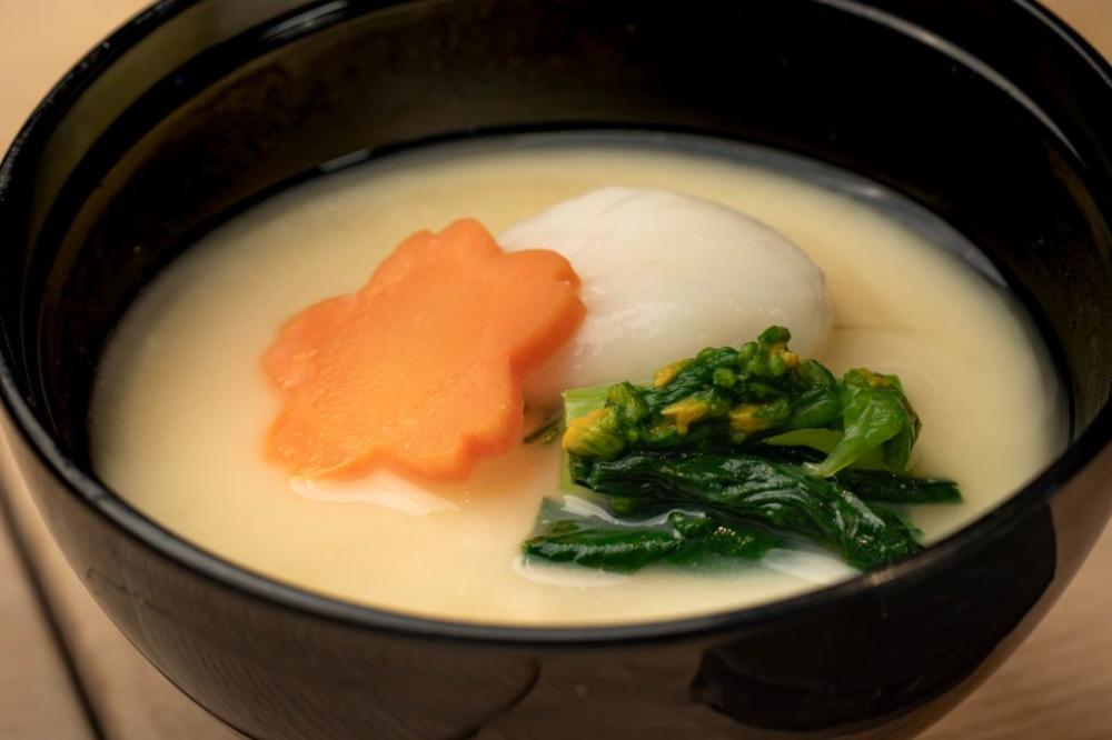 西村料理長在餐後準備象徵「圓滿」的麻糬搭配京都白味噌湯，傳遞和諧美好的祝福