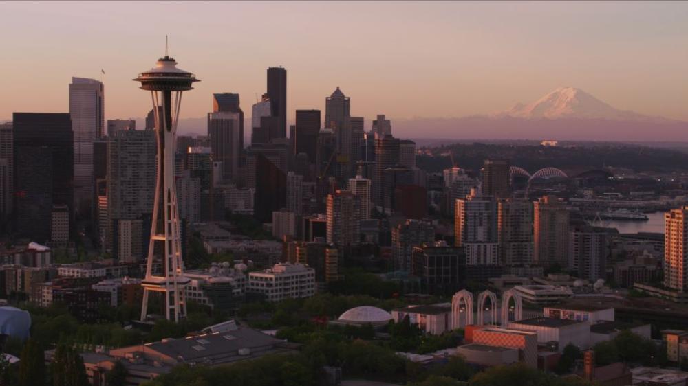 西雅圖天際線太空針塔與雷尼爾山交織剪影