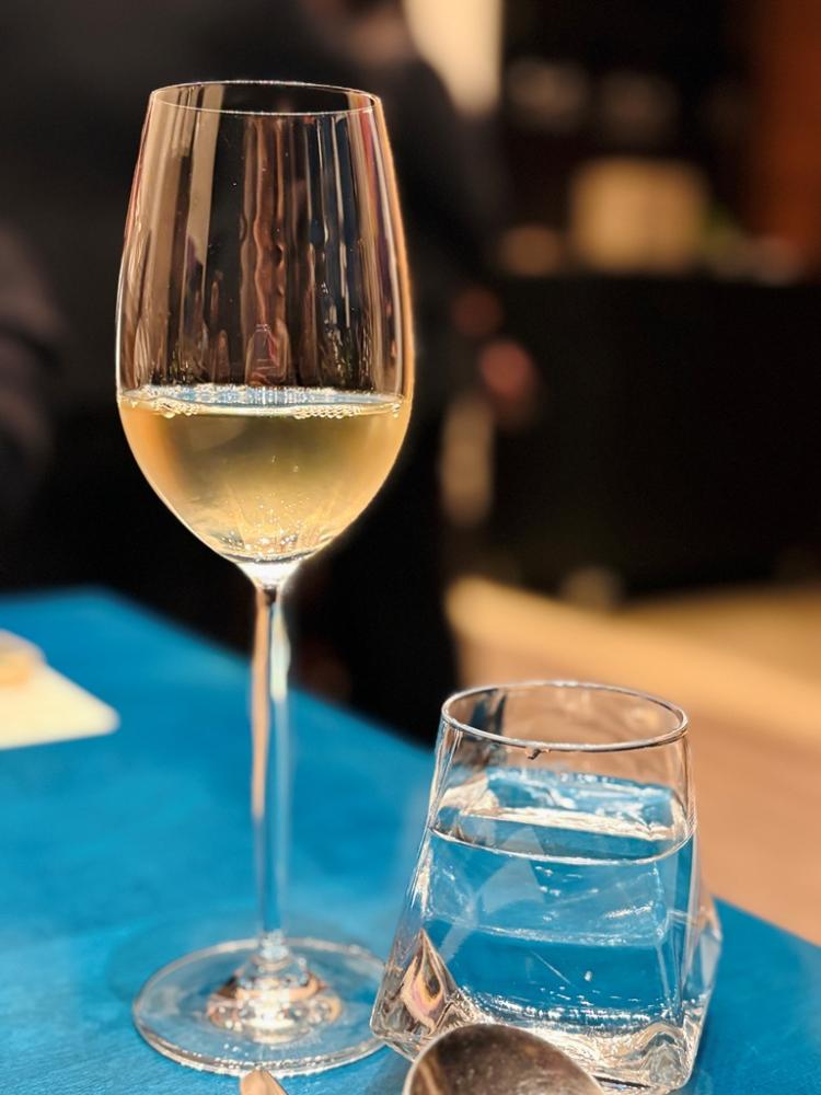 佐餐酒則精選法國羅亞爾河(Loire)松賽爾(Sancerre)區精品等級的華旭酒莊(Domaine