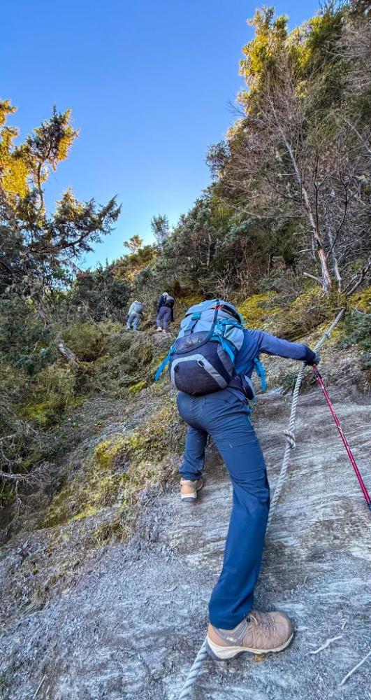 前方突兀的出現一大片光滑傾斜的岩板，幾乎沒有明顯的踩點