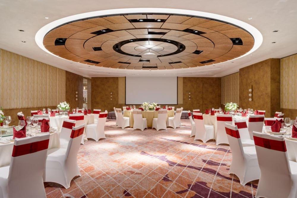 高雄洲際酒店母親節宴會專案，針對家族大團聚，推出豐盛中式年菜含紅燒鮑魚、和牛臉頰、龍虎斑，預訂即享7