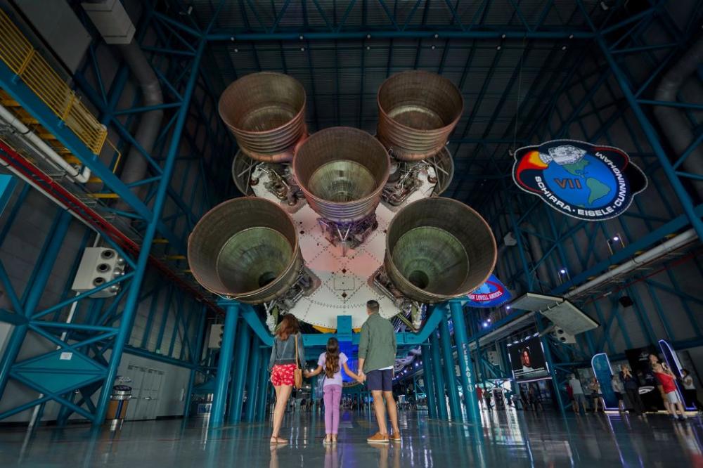 佛羅里達州甘迺迪太空中心遊客中心展示土星五號。