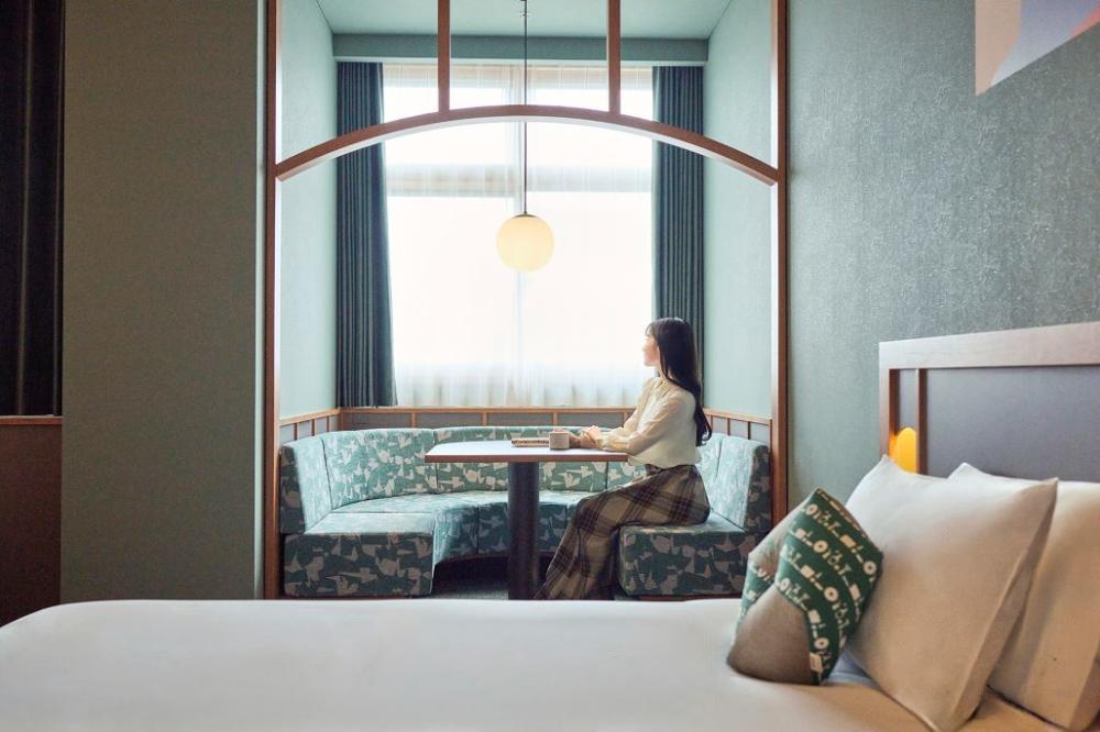 可容納4人的「Katariba Room」則不僅適合2人享受寬敞奢華的住宿體驗，也推薦4人圍繞沙發，