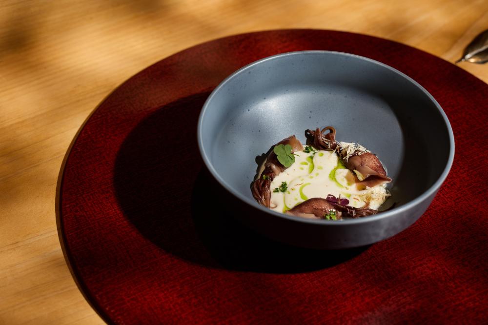 先付：螢烏賊貝白潮汁，西班牙冷湯靈感開場