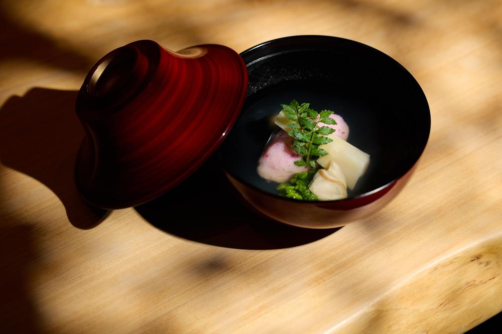 御碗：櫻花色羽二重真丈與當季白蛤湯