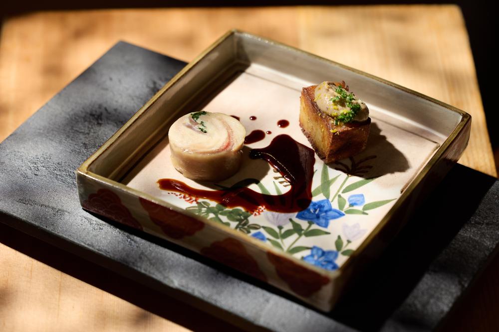 強肴：地雞稻草燒佐雞肝慕斯馬鈴薯千層