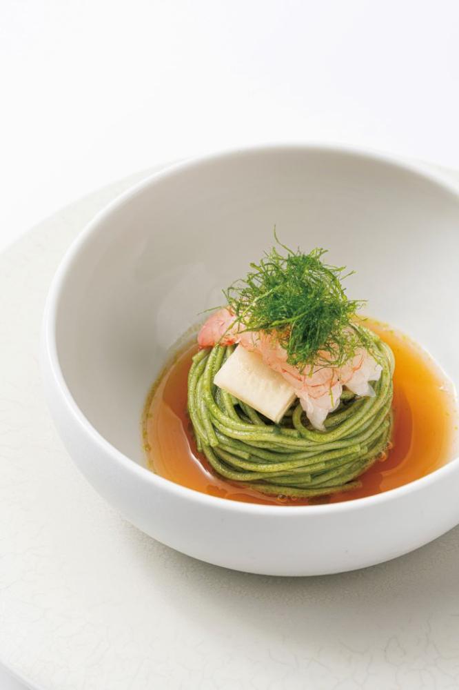 甘苔拌麵（Gamtae Guksu） 融入珍稀甘苔海藻的細麵，點綴清新羅勒與爽脆蘿蔔泡菜，風味清雅而