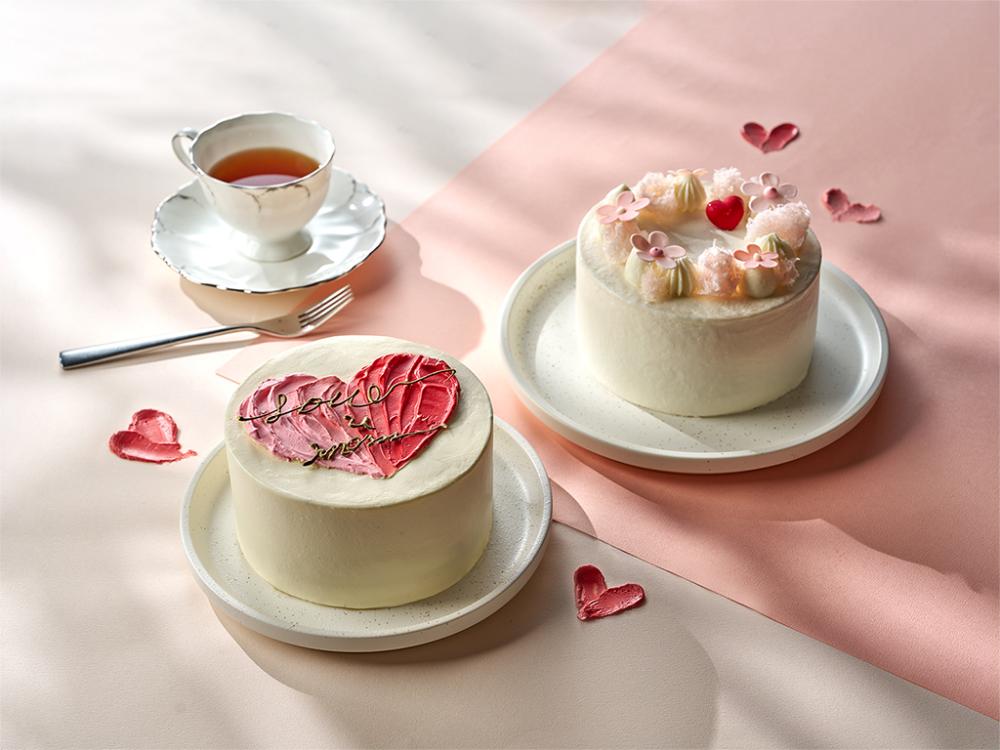 台北美福大飯店推出母親節限定蛋糕「粉漾花園」與「啡常愛妳」，前者以藍莓優格打造清新細緻口感，後者融合