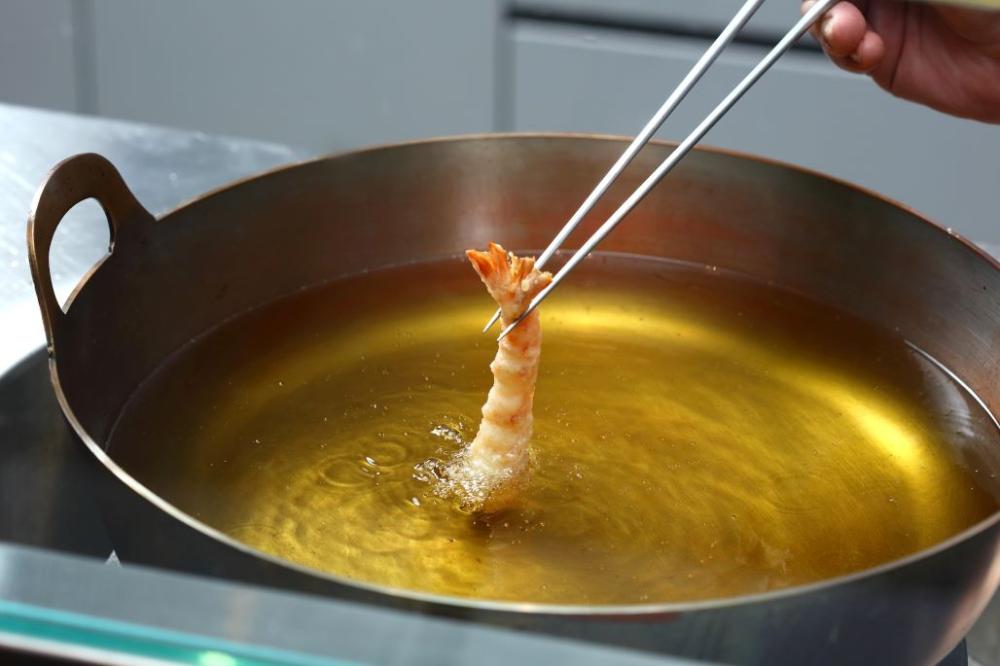 龍富天婦羅為台中第一間板前天婦羅專門店，從炸油、麵糊倒食材選用皆有講究。