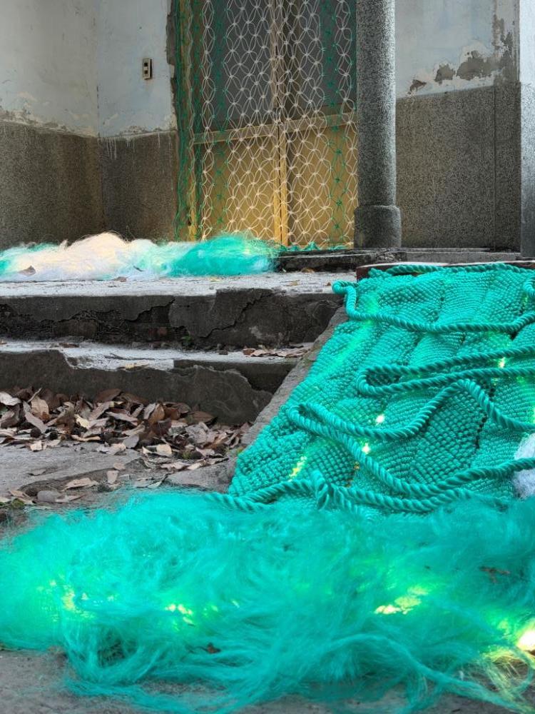 台灣藝術家張晏慈的裝置作品《如果海浪是離散，溫泉是撫慰》