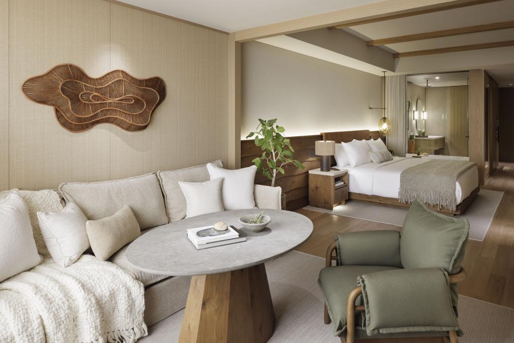 房型Tower King Room 起居空間結合寬敞格局與大面窗景設計，打造舒適且具開闊視野的住宿環