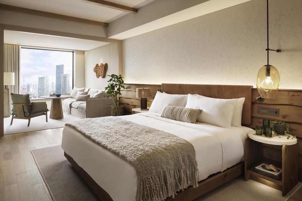 Tower King Room 休憩區以自然材質與簡約設計打造，提供放鬆舒適的室內休息空間