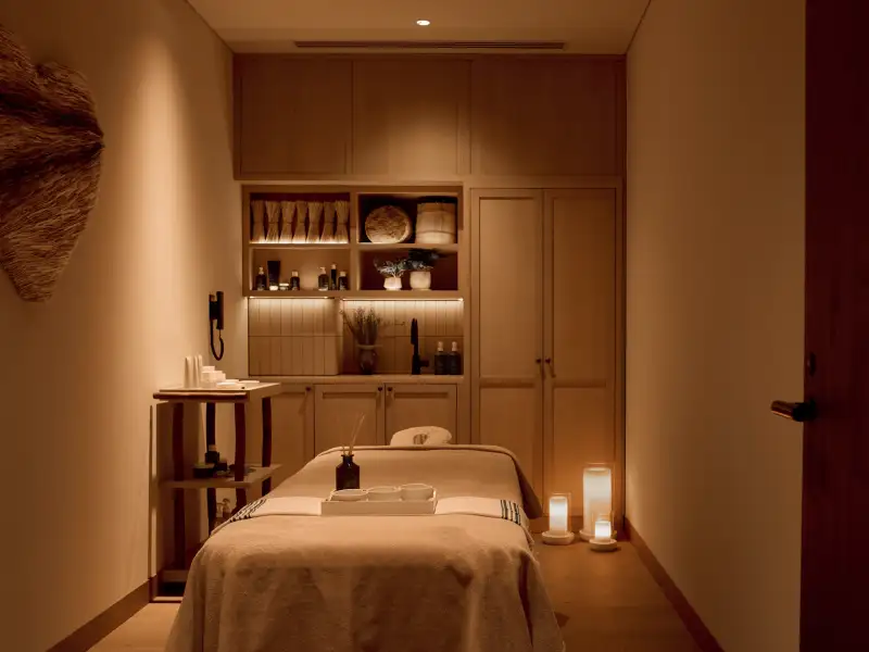 Bamford 水療中心：特色療程如「日式竹療按摩」使用京都竹製工具，結合綠茶按摩油舒緩緊繃