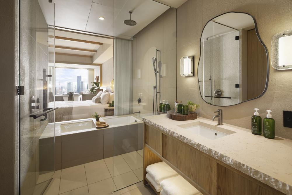 房型Tower King Room浴室提供寬敞且舒適的使用空間，結合自然元素設計，打造放鬆身心的沐浴