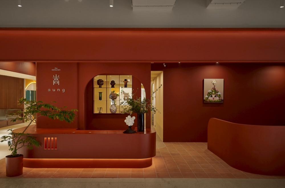 珊瑚紅洞穴空間設計：漢神店延續品牌標誌語彙 