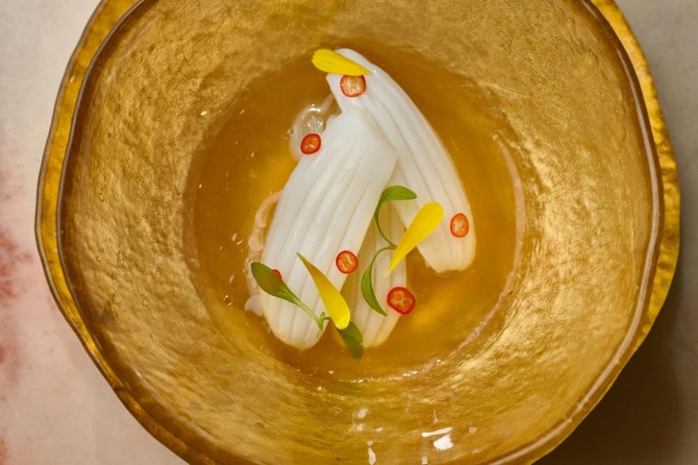 COAST「花枝｜萊姆｜辣椒」，半熟的新鮮花枝搭配澄清雞湯，加入萊姆、辣椒與香茅，每一口都吃得到泰國