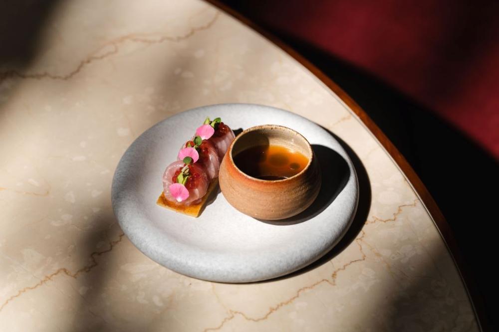 「玉米餅／煙燻鰤魚／樹蕃茄／酸豆／檸檬馬鞭草」