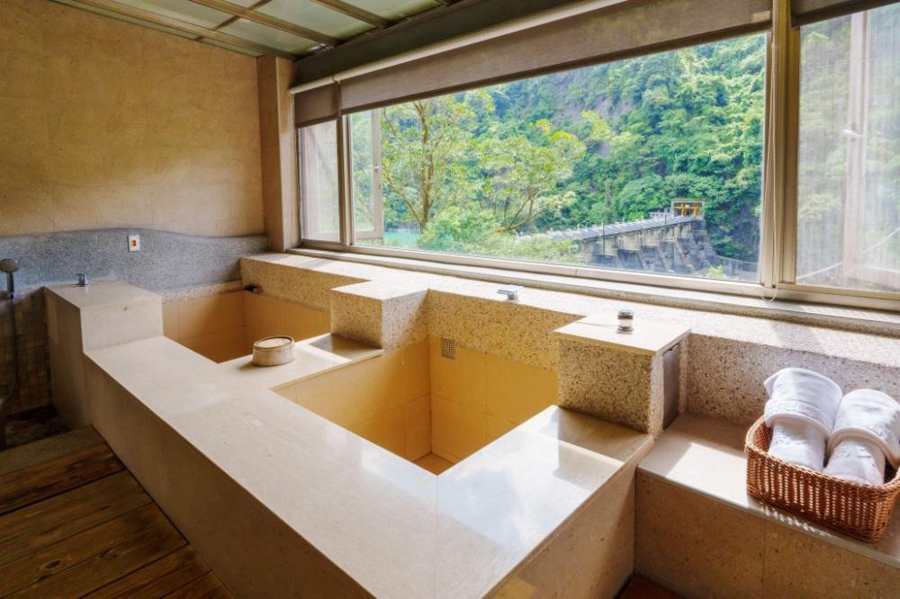 1-2. 「烏來 Spring Spa 溫泉山莊」緊鄰老街且客房配備純淨溫泉，讓旅人泡湯享受愜意假期