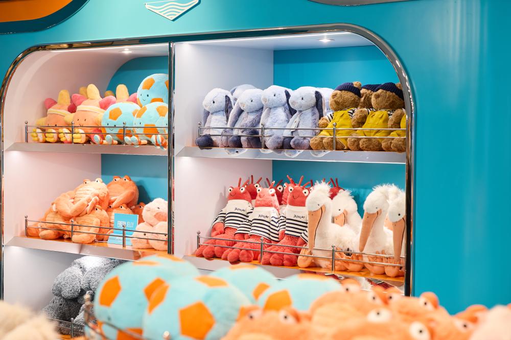 整間遊艇會主題店充斥著藍白相間的裝飾、航海場景以及 Jellycat 的獨有點綴