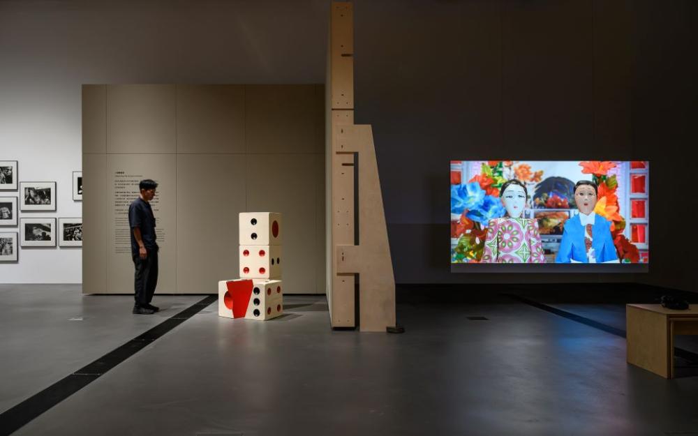 「擺渡：回望民間」新美典藏展一隅。