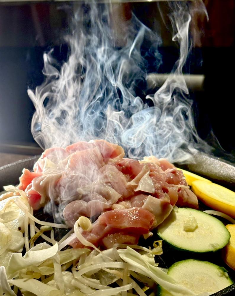 和庵燒肉株式會社「益活雞腿排套餐」（398 元），嚴選全台首家通過 CSSA 無抗飼養完整供應鏈驗證