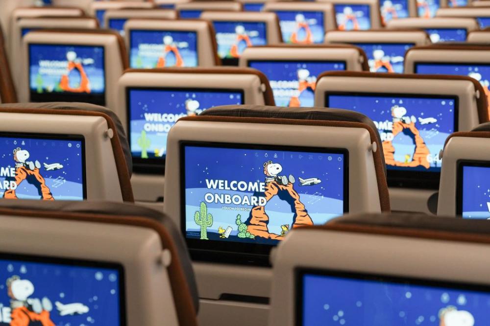 7.包含登機證、行李吊牌、機上迎賓畫面、紙巾、紙杯….等各項備品，通通換上色彩鮮明的視覺
