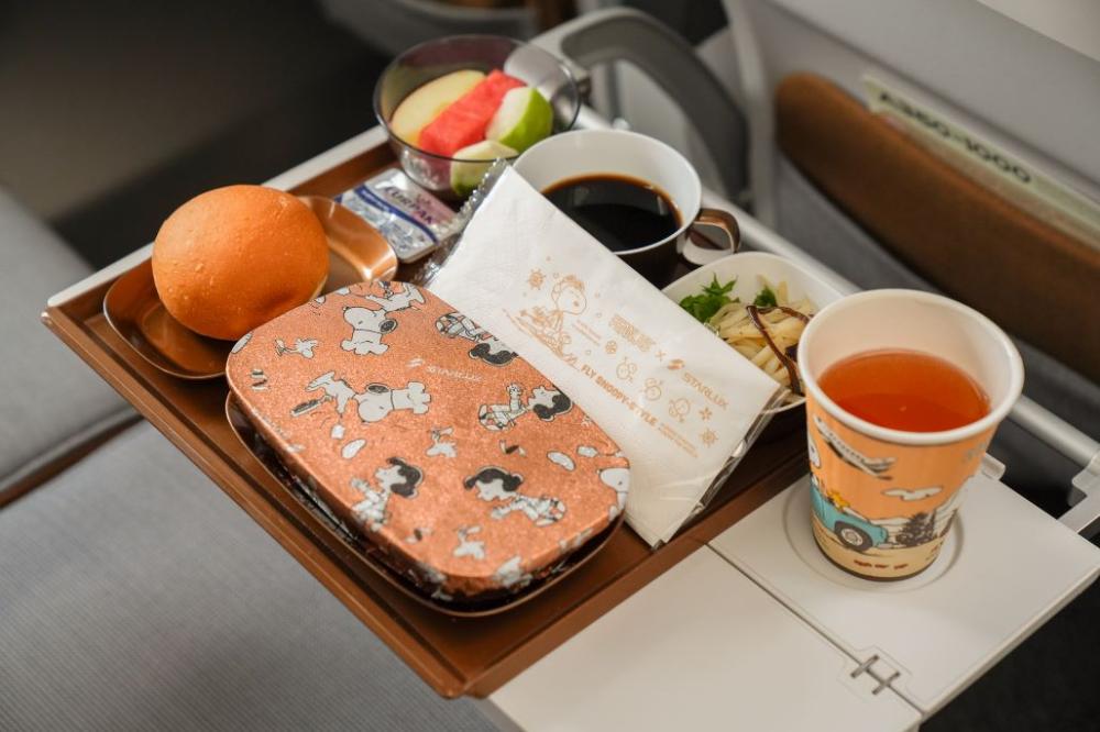 2,包含登機證、行李吊牌、機上迎賓畫面、紙巾、紙杯….等各項備品，通通換上色彩鮮明的視覺