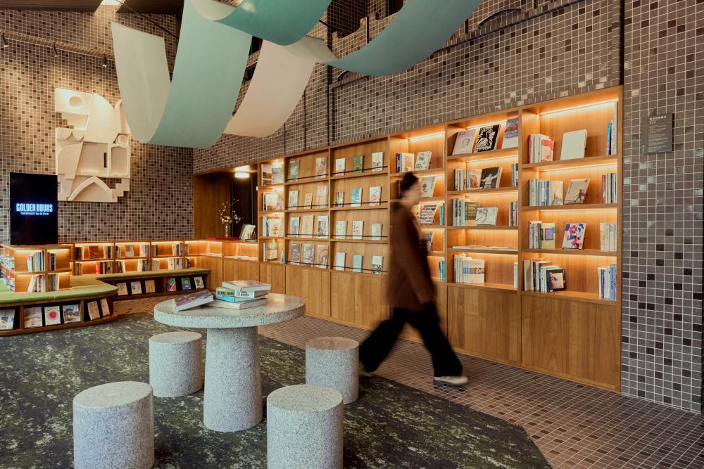 把機場搬進飯店 特展轉化為人生的出入境