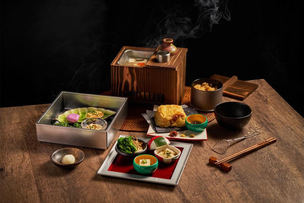 另款主餐「厚切豆腐天婦羅」將嫩豆腐溫柔裹上天婦羅麵衣酥炸