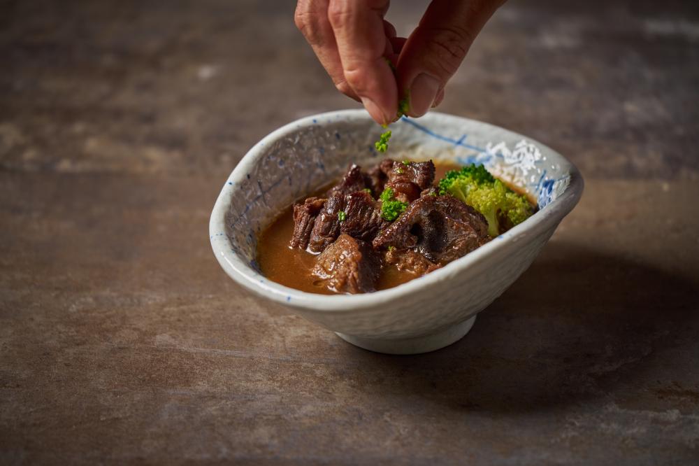 「紅酒燉牛臉頰」，嚴選肉質軟嫩的紐西蘭牛臉頰部位，遵循法式工藝手法烹調