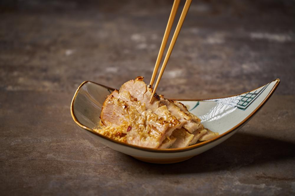 將經典滋味結合特調豆渣酥的「西京燒松阪豬」，還有以天然米麴醃漬