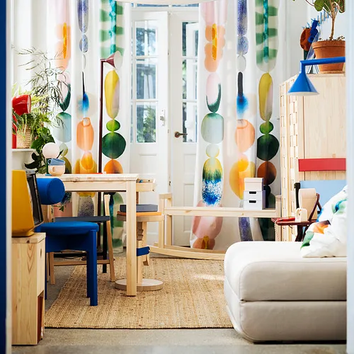 圖六：傳統工藝也是這次系列的重要主軸之一。IKEA PS 2026層架組在木材兩端塗上紅色塗料，呼應