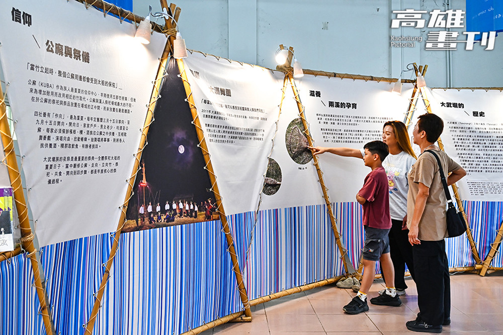 兩溪大滿館展示了高屏溪流域平原與原鄉部落的遷徙故事，把握難得的機會來欣賞大滿族精湛的刺繡工藝。（攝影