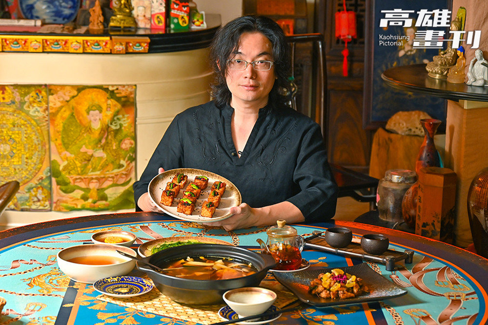 茶房主人身兼主廚的趙唯同，演繹蔬食精髓在於釀造之味與在地食材，特別推薦老菜脯養生湯、老紅麴猴頭菇