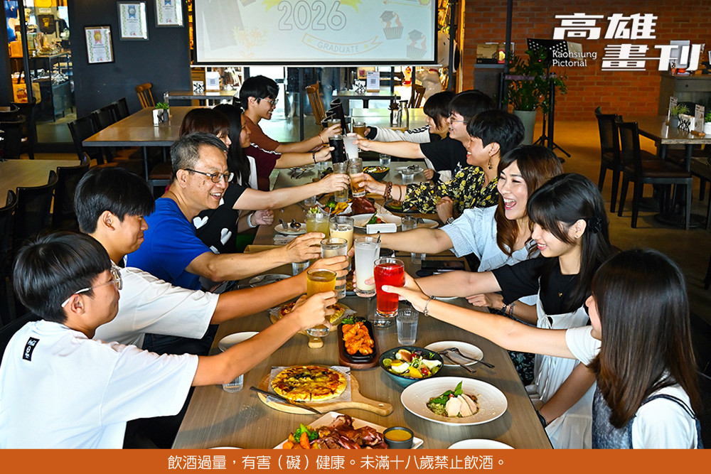 大家一起歡呼，2026畢業快樂！（攝影/Carter）