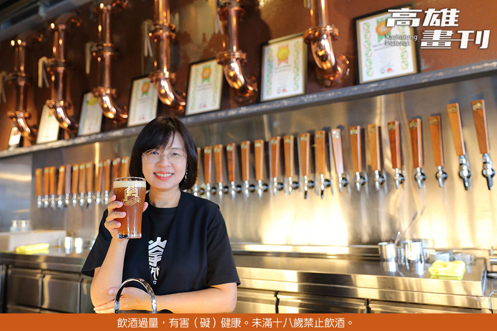 掌門精釀餐酒館棧貳庫店經理Nicole表示不過濾、不滅菌、不添加非天然香料的天然堅持，搭配手工釀造的