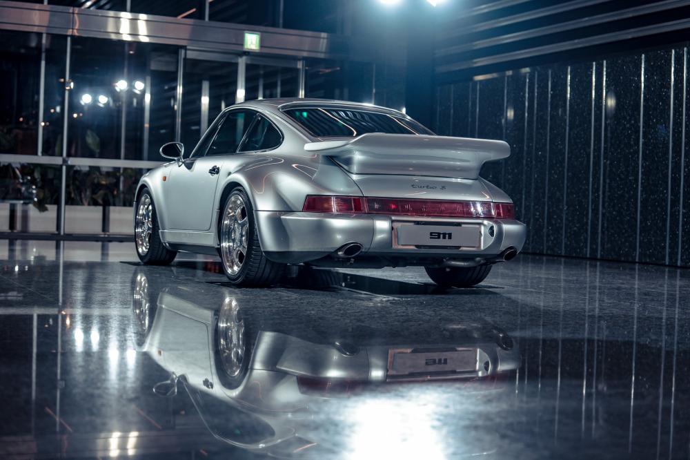 本次更同步展出經典 Porsche 964，彰顯 911 車系六十餘年來持續演進的歷程，以及其始終自
