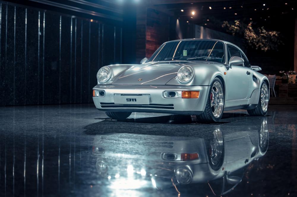 本次更同步展出經典 Porsche 964，彰顯 911 車系六十餘年來持續演進的歷程，以及其始終自