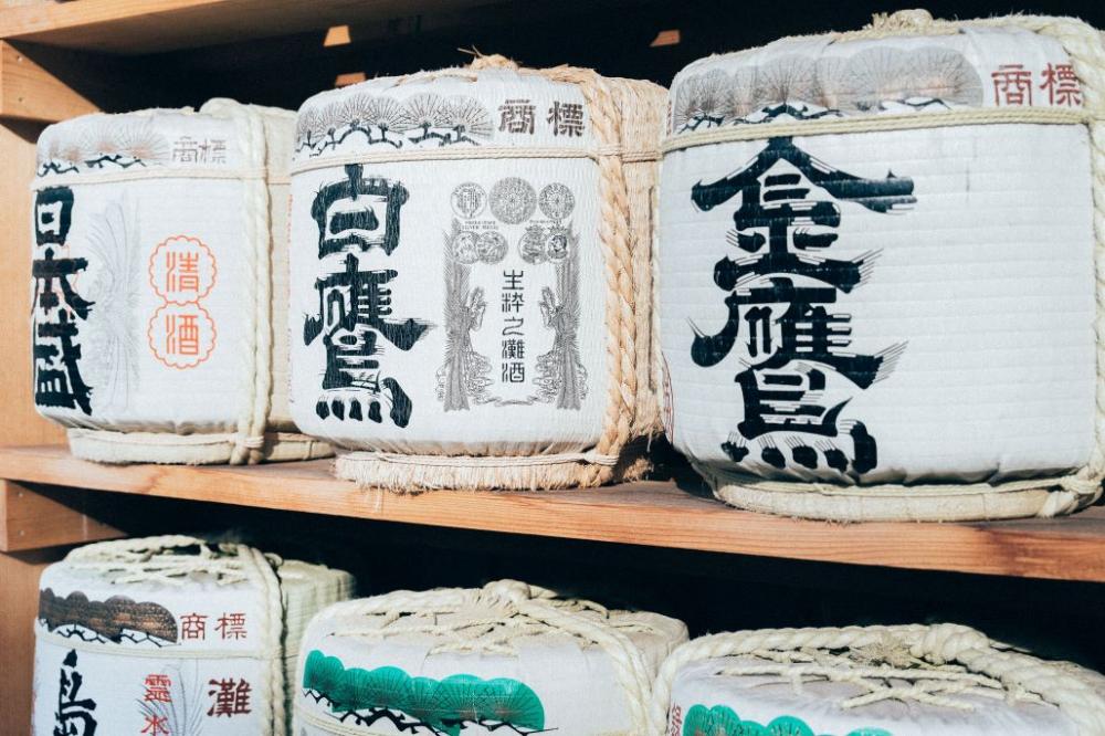 這裡最迷人的，是集結了白鹿、白鶴、菊正宗、日本盛、澤之鶴等26家灘五鄉日本酒造