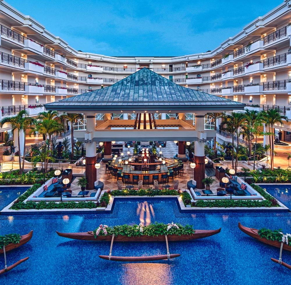 度假村內的Botero Lounge，其水面上裝飾著夏威夷傳統特色的獨木舟