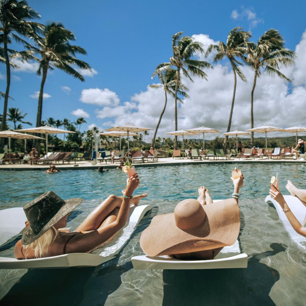 在 The Ritz-Carlton O‘ahu, Turtle Bay，可於泳池畔愜意享受北岸度假