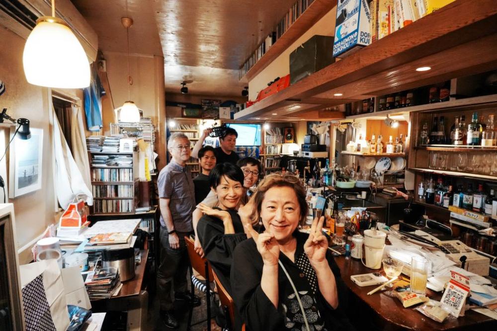 藏身於東京中野巷弄深處的 BAR ZAZIE，是一間帶著市井氛圍的爵士酒吧