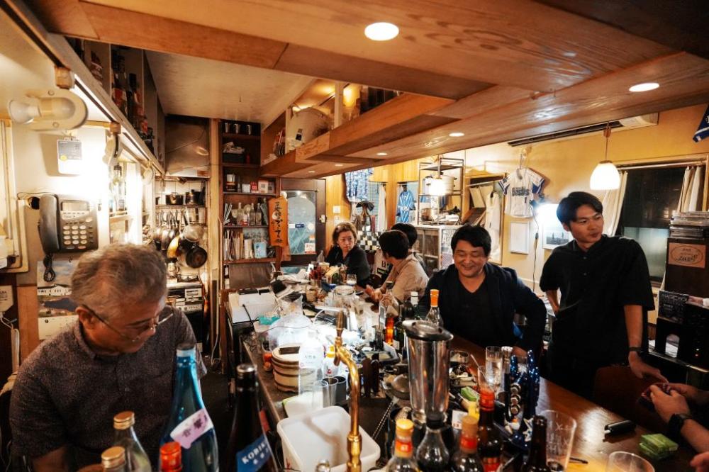藏身於東京中野巷弄深處的 BAR ZAZIE，是一間帶著市井氛圍的爵士酒吧。