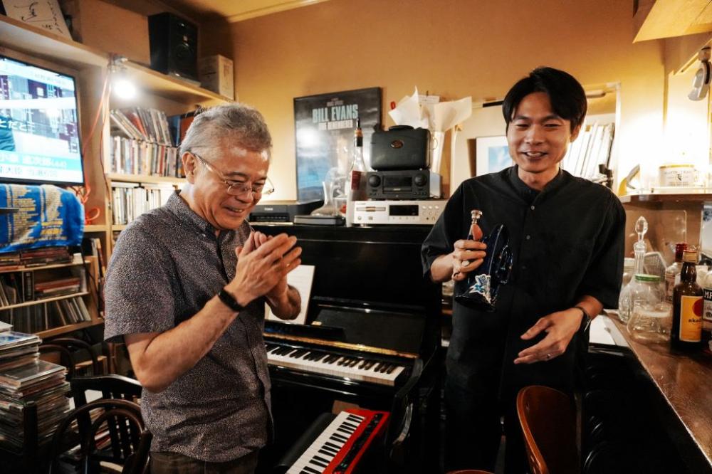 藏身於東京中野巷弄深處的 BAR ZAZIE，是一間帶著市井氛圍的爵士酒吧。