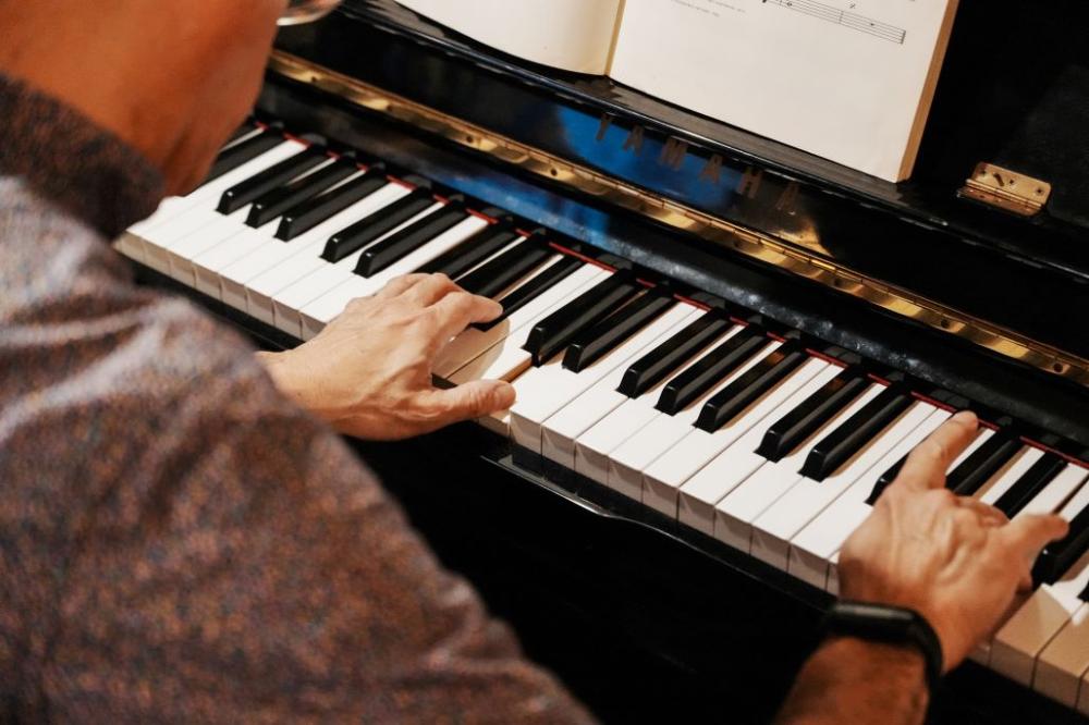 老闆與熟客一人坐上鋼琴、一人拿起小號，即興演奏起 Bill Evans 的經典爵士曲目