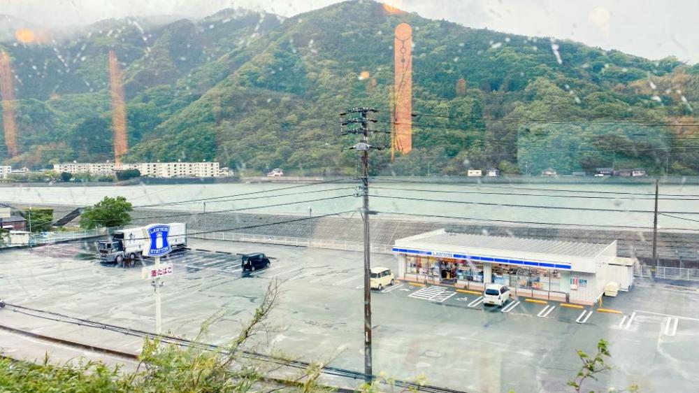 沿途景色逐漸從山景變化至港口海景
