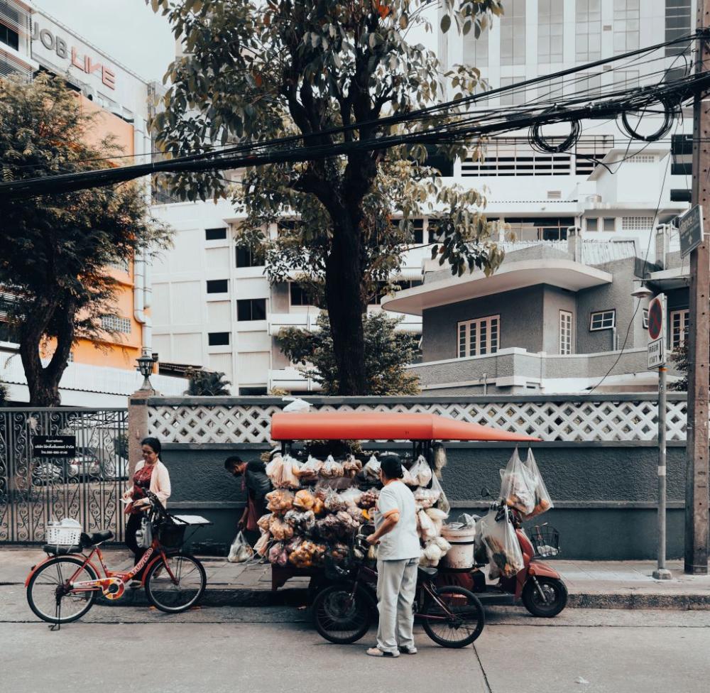 近年泰國政府積極推動觀光復甦，希望透過放寬部分限制提升旅遊消費與商業活力。